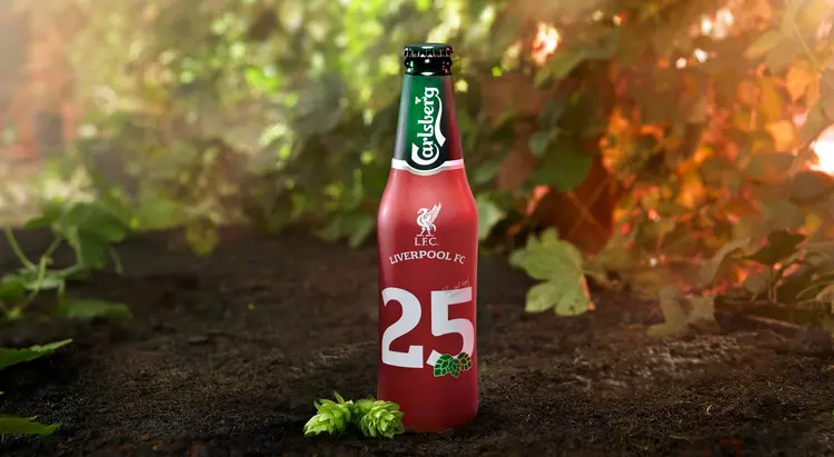 Cerveja especial da Carlsberg: comemoração da parceria de 25 anos com o time Liverpool (Carlsberg/Divulgação)