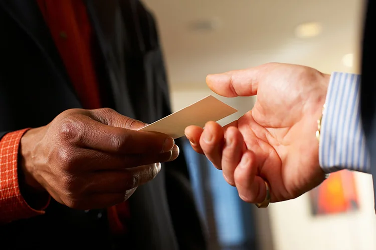 Em um artigo de 2014, Maryam Kouchaki descobriu que networking faz com que as pessoas se sintam moralmente "erradas", especialmente os que atuam no nível mais baixo da cadeia profissional (Foto/Thinkstock)