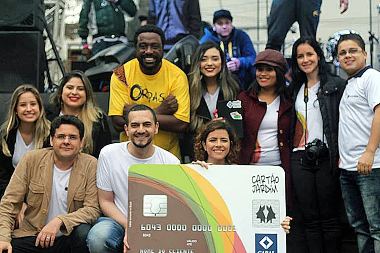 Equipe da administradora Mais Fácil no lançamento do segundo cartão comunidade, no Jardim São Luiz, em São Paulo (Mais Fácil/Divulgação)