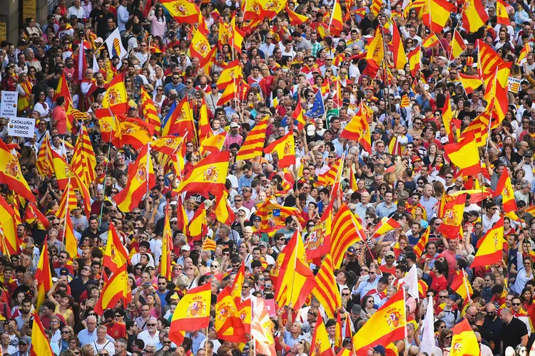 Manifestantes em Barcelona protestam contra a independência da Catalunha (Jeff J Mitchell/Getty Images)