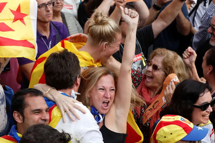 Mulher comemora votação de independência no parlamento da Catalunha (Yves Herman/Reuters)