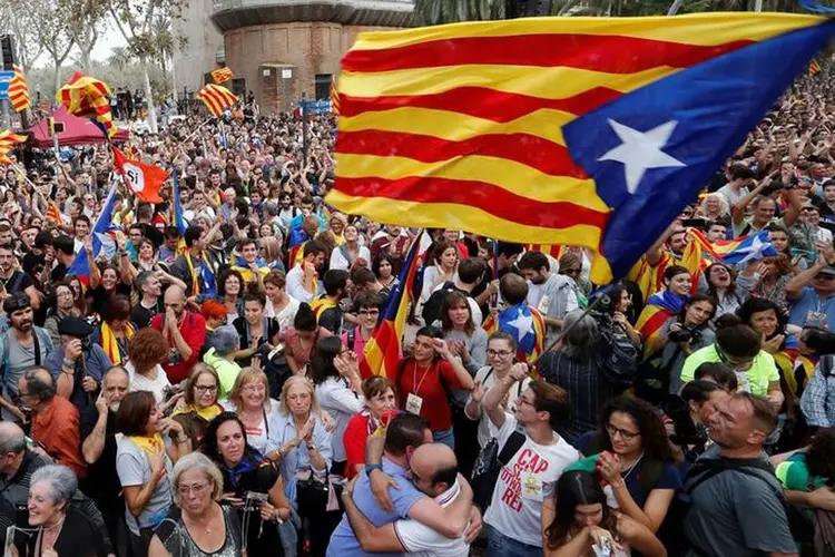 Pessoas comemoram declaração de independência da Catalunha: pesquisa do instituto NC Report aponta que os três partidos independentistas conseguiriam 65 deputados em seu conjunto (Yves Herman/Reuters/Reuters)