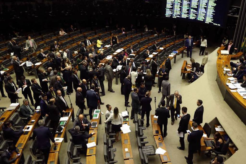 Câmara rejeita emenda que proíbe adesão de políticos ao Refis