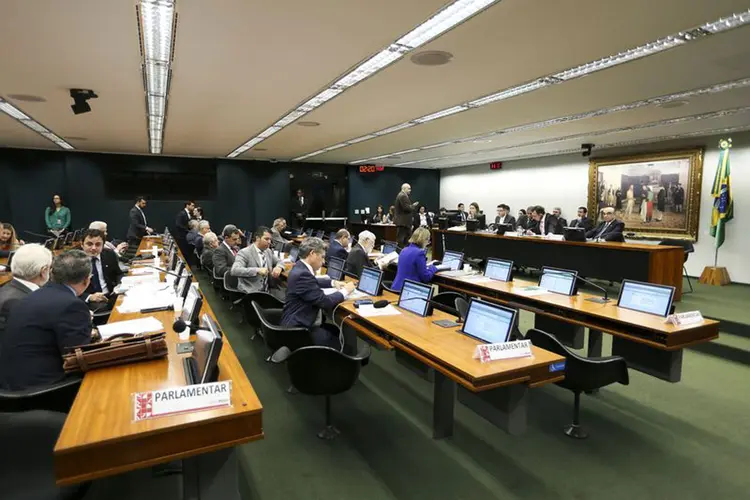 CCJ: mais de 40 deputados estão inscritos para discursar na sessão (Marcelo Camargo/Agência Brasil)