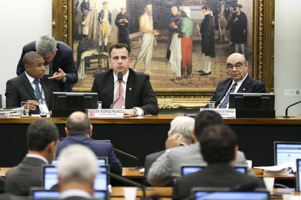 CCJ da Câmara retoma sessão que discute denúncia contra Temer