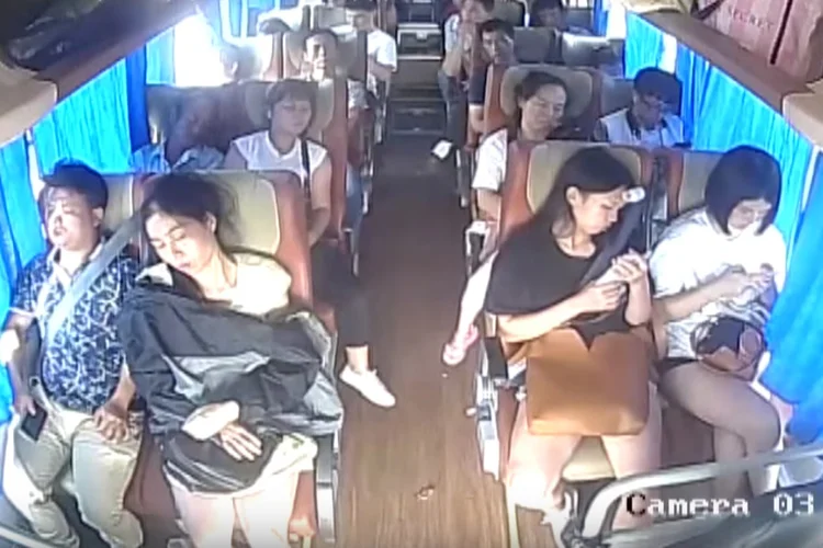 Acidente de ônibus na China: câmeras de segurança registram imagens impressionantes (CCTV/YouTube/Reprodução)