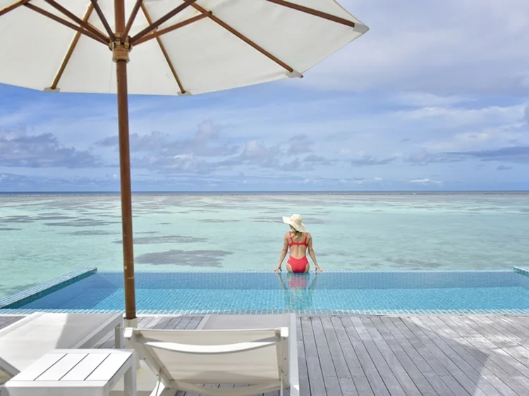 Resort: segundo fundadora, hóspedes gastam em média US$ 26 a mais por pessoa por dia quando há uma cabine SnappyScreen gratuita nas proximidades da piscina (Site Conrad Maldives Resort/Reprodução)
