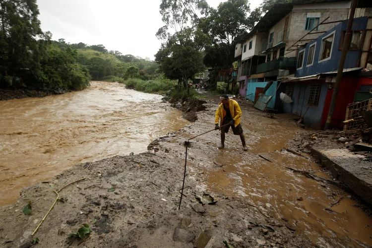 Enchentes: segundo o NHC, a tempestade tropical Nate estará "perto da intensidade de furacão" (Juan Carlos Ulate/Reuters)