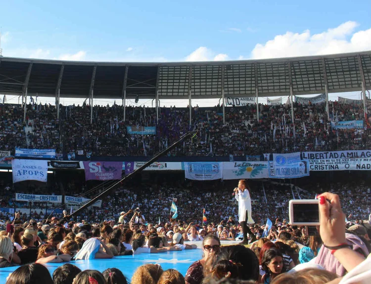 KIRCHNER EM AVELLANEDA: clima de jogo de futebol no último discurso da campanha ao Senado  / Isabel Seta