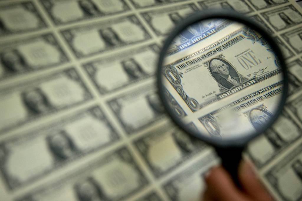 Dólar sobe e passa de R$ 3,17, mesmo com vitória de Temer na CCJ