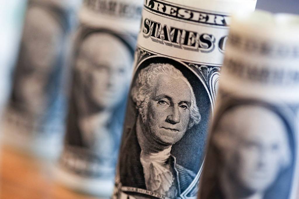 Dólar vai a R$3,20 enquanto mercado teme aumento de juros nos EUA