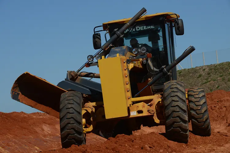 A JD570 trouxe inovações para o segmento de grandes construções que continuam influenciando o setor (John Deere/Divulgação)