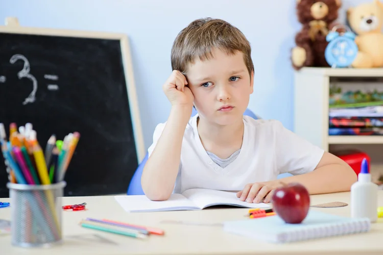 Criança na escola (djedzura/Thinkstock)