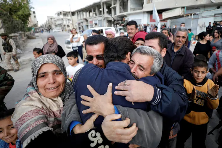 Al Qariatain: centenas de habitantes foram até a praça central para recebê-los (Omar Sanadiki/Reuters)
