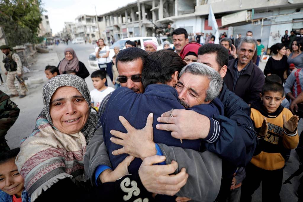 Ex-reféns do EI na Síria são recebidos com gritos de alegria