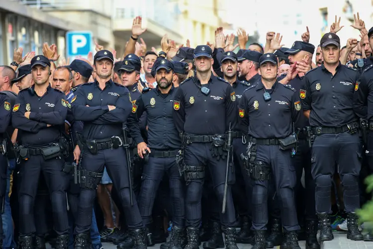 Polícia Nacional da Espanha: repressão contra locais de votação deixaram mais de 800 feridos na Catalunha (Albert Gea/Reuters)