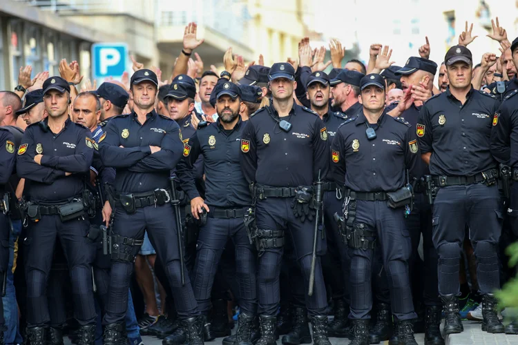 Polícia Nacional da Espanha: repressão contra locais de votação deixaram mais de 800 feridos na Catalunha (Albert Gea/Reuters)