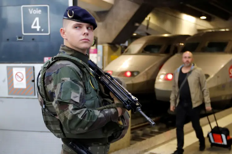 França: os investigadores também encontraram um celular com cabos nas extremidades (Charles Platiau/Reuters)
