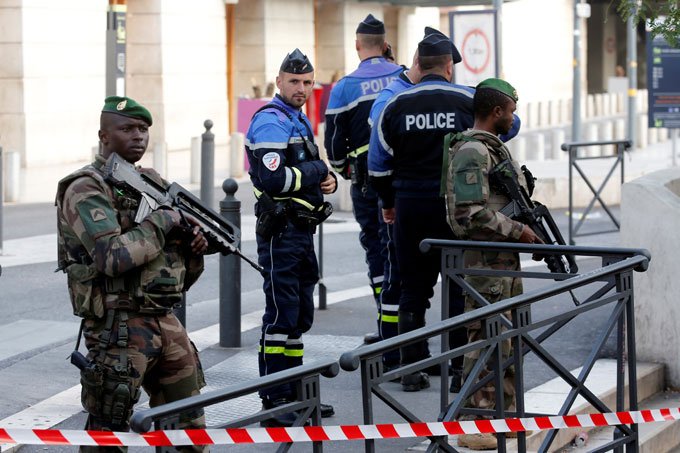Polícia francesa descobre caminhão com detonador rudimentar