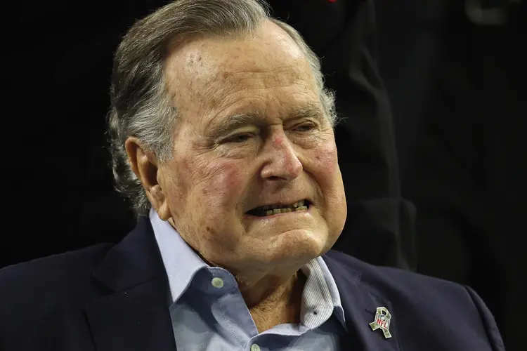 Bush: "Novamente (Bush pai) se desculpa com qualquer um que tenha ofendido durante uma sessão fotográfica", disse o porta-voz (Patrick Smith/Getty Images/Getty Images)