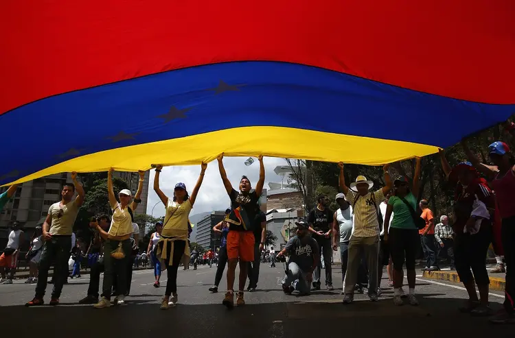 Bandeira da Venezuela: governo do país afirma que outros países estão apoiando golpe de direita (John Moore/Getty Images)
