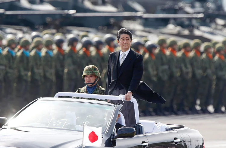 SHINZO ABE: reeleição do primeiro-ministro japonês abre espaço para militarização do país / Tomohiro Ohsumi/Getty Images