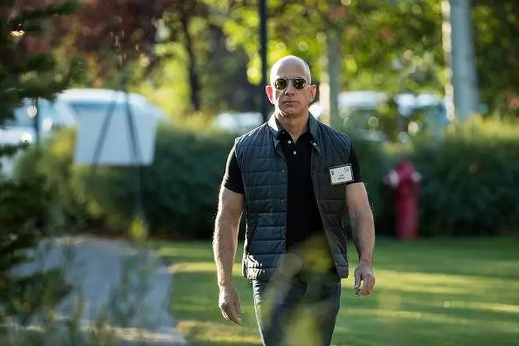 Bezos: não é a primeira vez que Bezos ocupa a posição de pessoa mais rica do mundo (Drew Angerer/Getty Images)