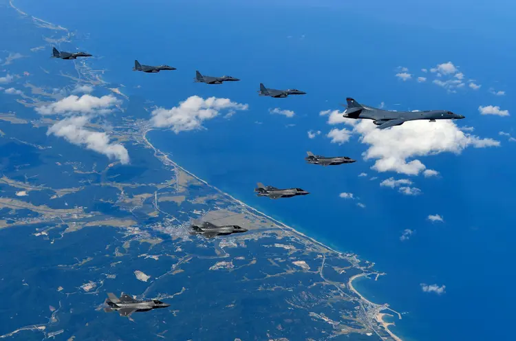 Foto de arquivo mostra aviões americanos sobrevoando a península coreana (foto/Getty Images)