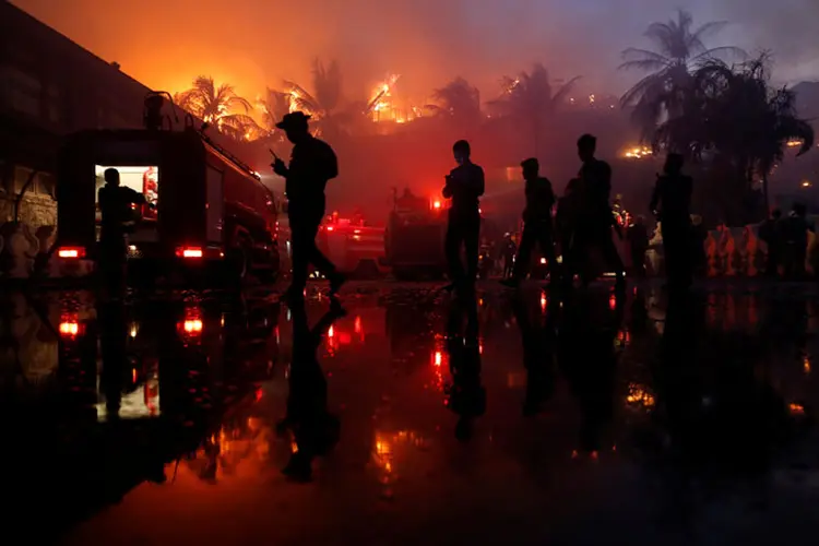 Incêndio em hotel de luxo (Soe Zeya Tun/Reuters)