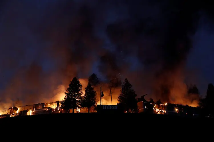 Incêndios: o fogo vem destruindo centenas de casas e negócios (Stephen Lam/Reuters)