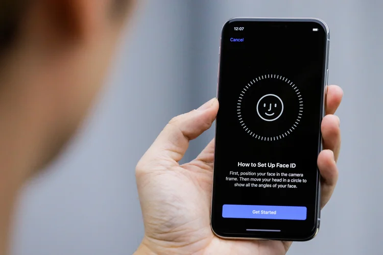 iPhone X configurando reconhecimento facial durante apresentação para mídia em Pequim, China (Thomas Peter/Reuters)