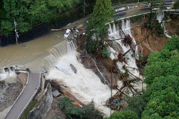 Vários rios do território japonês transbordaram em consequência das chuvas torrenciais (Kyodo/Reuters)