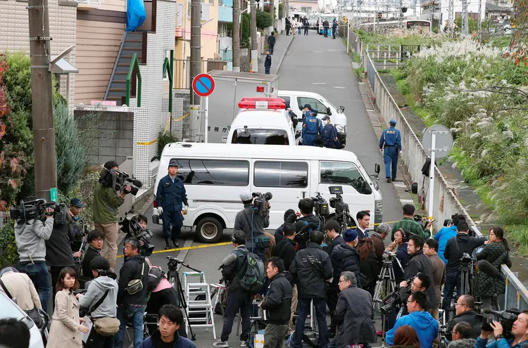 Imprensa se concentra em frente a casa de suspeito (Kyodo/Reuters)