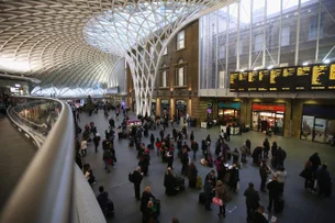 Ataque com faca deixa 11 feridos em trem no Reino Unido