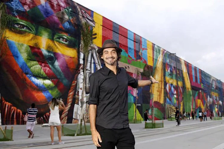 Eduardo Kobra em frente ao muro que lhe rendeu o Guiness Book (Eduardo Kobra/Divulgação)