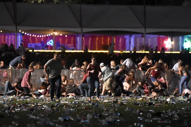 Las Vegas: Paddock modificou até 12 rifles semiautomáticos com dispositivos nas culatras para poder abrir fogo de maneira completamente automática (David Becker/Getty Images)