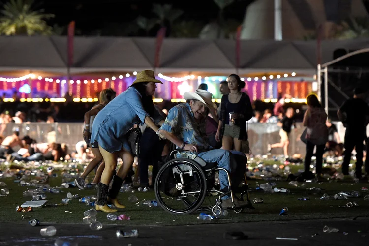 O atirador passou seus últimos momentos disparando desesperadamente contra a polícia através da porta de seu quarto no hotel Mandalay Bay (David Becker/Getty Images)