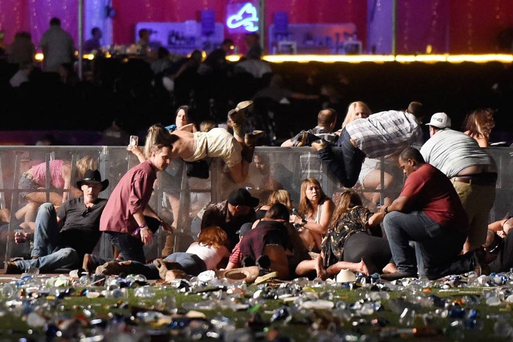 Polícia busca pistas sobre autor de massacre a tiros em Las Vegas