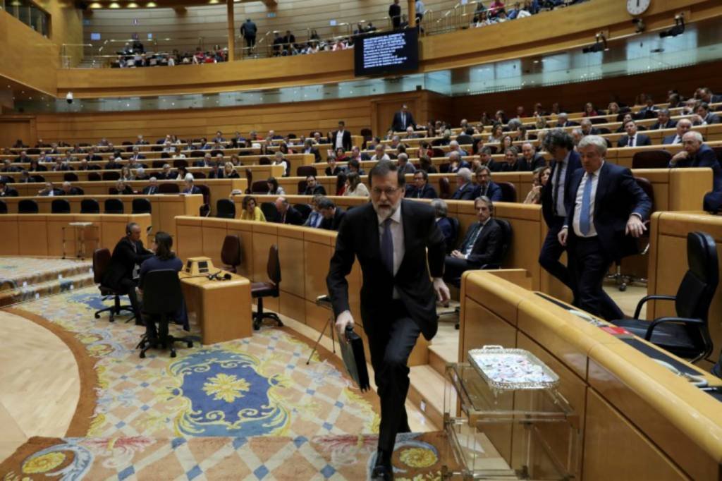 Senado da Espanha aprova intervenção na Catalunha