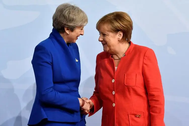 Merkel e May: depois de se reunir na sede da Chancelaria em Berlim, Merkel advogou por manter a cooperação com Londres na política internacional acima do "Brexit" e May concordou com ela (John Macdougal/Reuters)