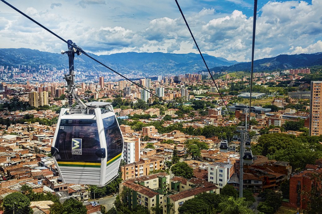 Teleférico de Medellín: inaugurado em 2004, o projeto colombiano inspirou o teleférico do Complexo do Alemão, no Rio | Javier Larrea/Getty Images / 