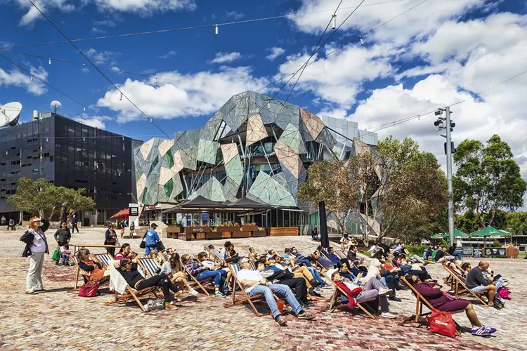 Um lugar ao sol: a Praça Federation Square é um marco da revitalização do centro de Melbourne (Walter Bibikow/Getty Images)