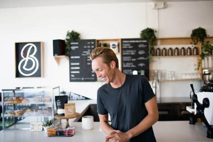 Joshua Fields Millburn: ele largou um salário de 50 mil dólares em busca de uma vida com mais satisfação. (Joshua Weaver/Minimalists/Divulgação)