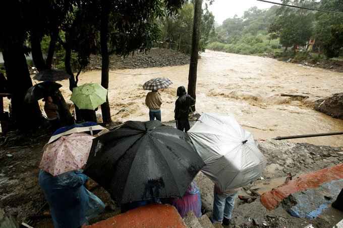Tempestade Nate segue para o México e pode atingir EUA