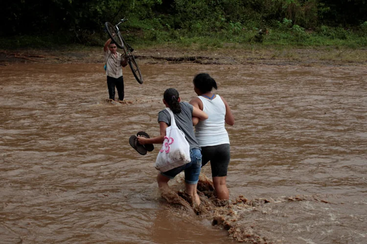 Nate: a tempestade também provocou danos em 120,15 quilômetros de pontes, valetas, estradas, vias e tubulações de esgoto (Oswaldo Rivas/Reuters)