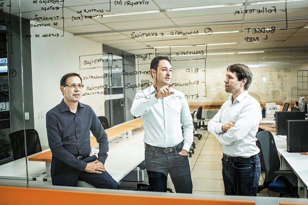 Carlos Wizard, Rodrigo Borges e Charles Martins: investidores da família Wizard e fundador da Hub Fintech possuem relação que vai muito além do Social Bank (Alexandre Battibugli/Exame)