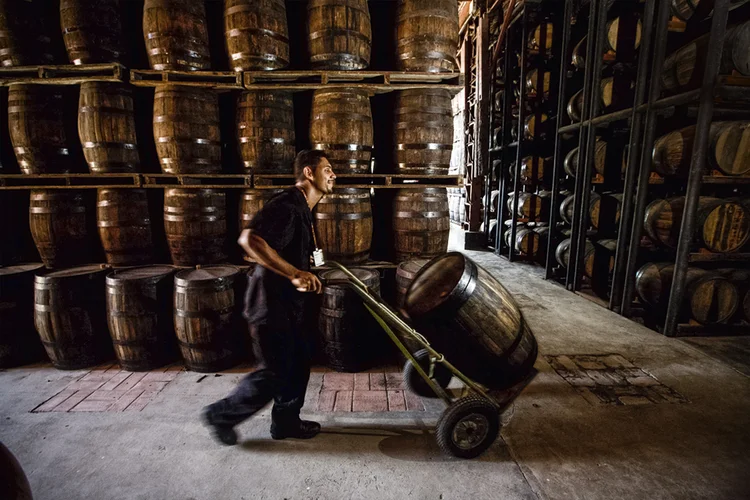 Barris de cachaça: donos da Velho Barreiro tentam reestruturar os negócios | Bruno Figueiredo /Folhapress / 