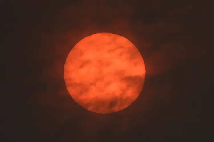 Sol alaranjado: incêndios na península ibéria e tempestade Orphelia causaram fenômeno incomum.   (Moby Melville/Reuters)