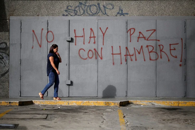 "Não há paz sem fome", diz pichação em Caracas, na Venezuela (Marco Bello/Reuters)