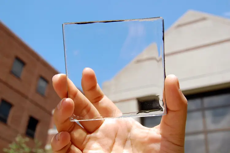 Painel solar: graças à transparência, painel poderia ser usado em janelas (Richard Lunt/Michigan State University/Divulgação)